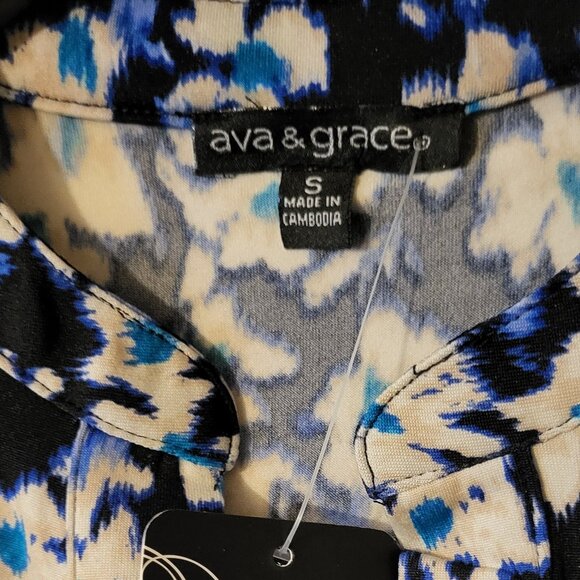 ava & grace blue and white v neck button floral top ( NWT) - Picture 7 of 7